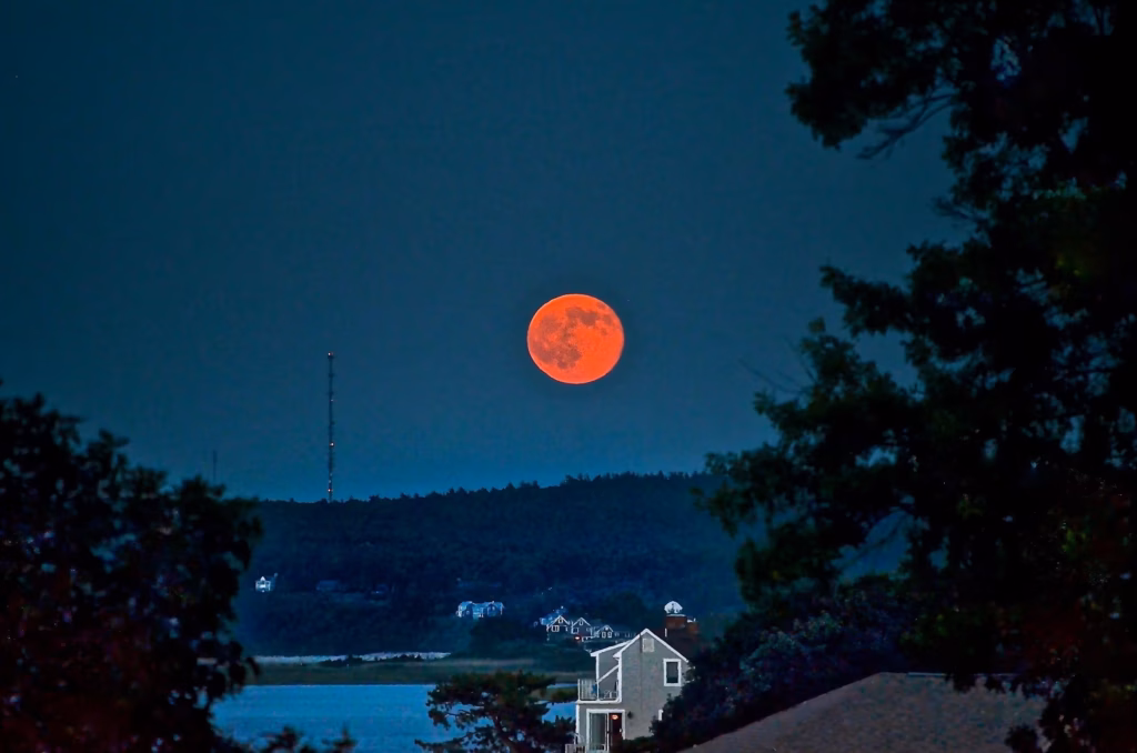 <a target='_blank' href='https://hmvcgallery.com/product/gliding-the-alps-talloires-france/'>Rudi Pizzi - Moonrise, Plymouth Bay
